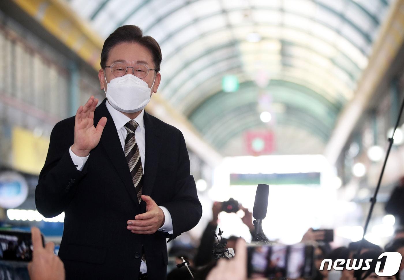 본문 이미지 - 공식선거운동 개시를 사흘 앞두고 중원 공략에 나선 이재명 더불어민주당 대선 후보가 12일 오후 세종시 조치원읍 세종전통시장을 찾아 상인과 시민들 앞에서 즉석 거리연설을 하고 있다. 2022.2.12/뉴스1 ⓒ News1 오대일 기자