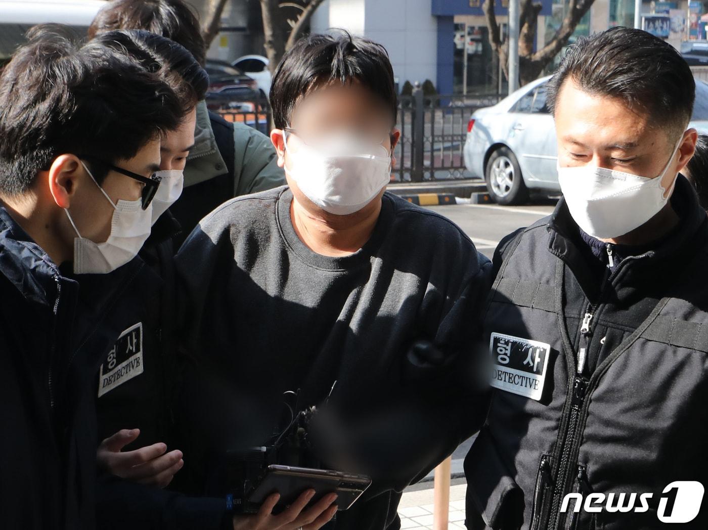 본문 이미지 - 목동 아파트에서 부모와 형을 살해한 혐의를 받는 A씨(31)가 2월12일 서울 양천구 남부지방법원에서 영장실질심사에 출석하고 있다. . 2022.2.12/뉴스1 ⓒ News1 이성철 기자