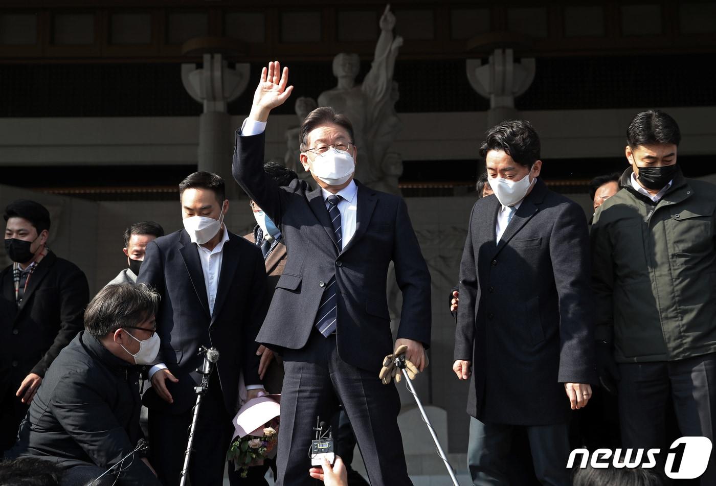 공식선거운동 개시를 사흘 앞두고 중원 공략에 나선 이재명 더불어민주당 대선 후보가 12일 오후 천안시 동남구 독립기념관 겨레의집 앞에서 열린 즉석연설에 앞서 시민과 지지자들에게 인사하고 있다. 2022.2.12/뉴스1 ⓒ News1 오대일 기자