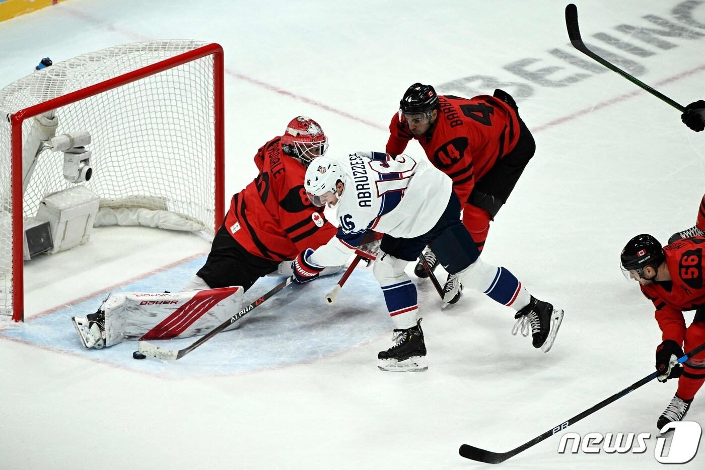 미국(유니폼 상의 흰색)이 12일 열린 2022 베이징 동계올림픽 남자 아이스하키 경기에서 캐나다를 제압했다. ⓒ AFP=뉴스1