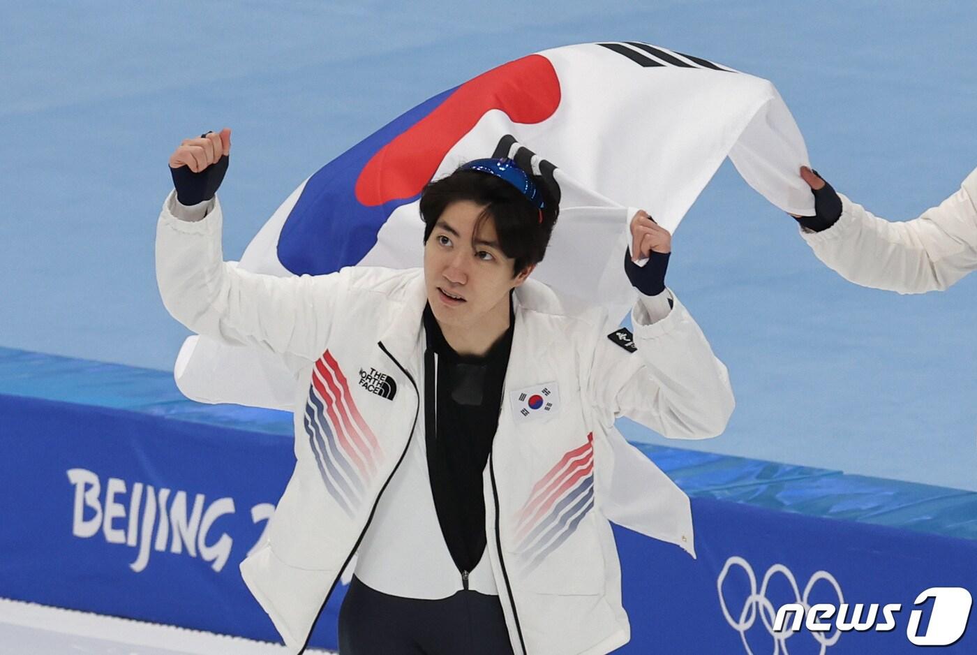 본문 이미지 - 차민규가 12일 오후 중국 베이징 국립 스피드스케이팅 경기장에서 열린 2022 베이징 동계올림픽 스피드스케이팅 남자 500ｍ 경기를 마치고 태극기를 들고 빙판 위를 달리고 있다. 2022.2.12/뉴스1 ⓒ News1 안은나 기자