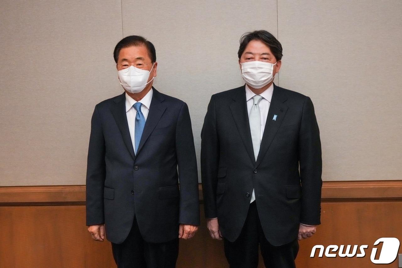 본문 이미지 -  정의용 외교부 장관(왼쪽)과 하야시 요시마사 일본 외무상이 12일(현지시간) 하와이 호놀룰루 아시아·태평양안보연구소(APCSS)에서 열린 한일 외교장관회담에 앞서 기념촬영을 하고 있다. ⓒ 뉴스1