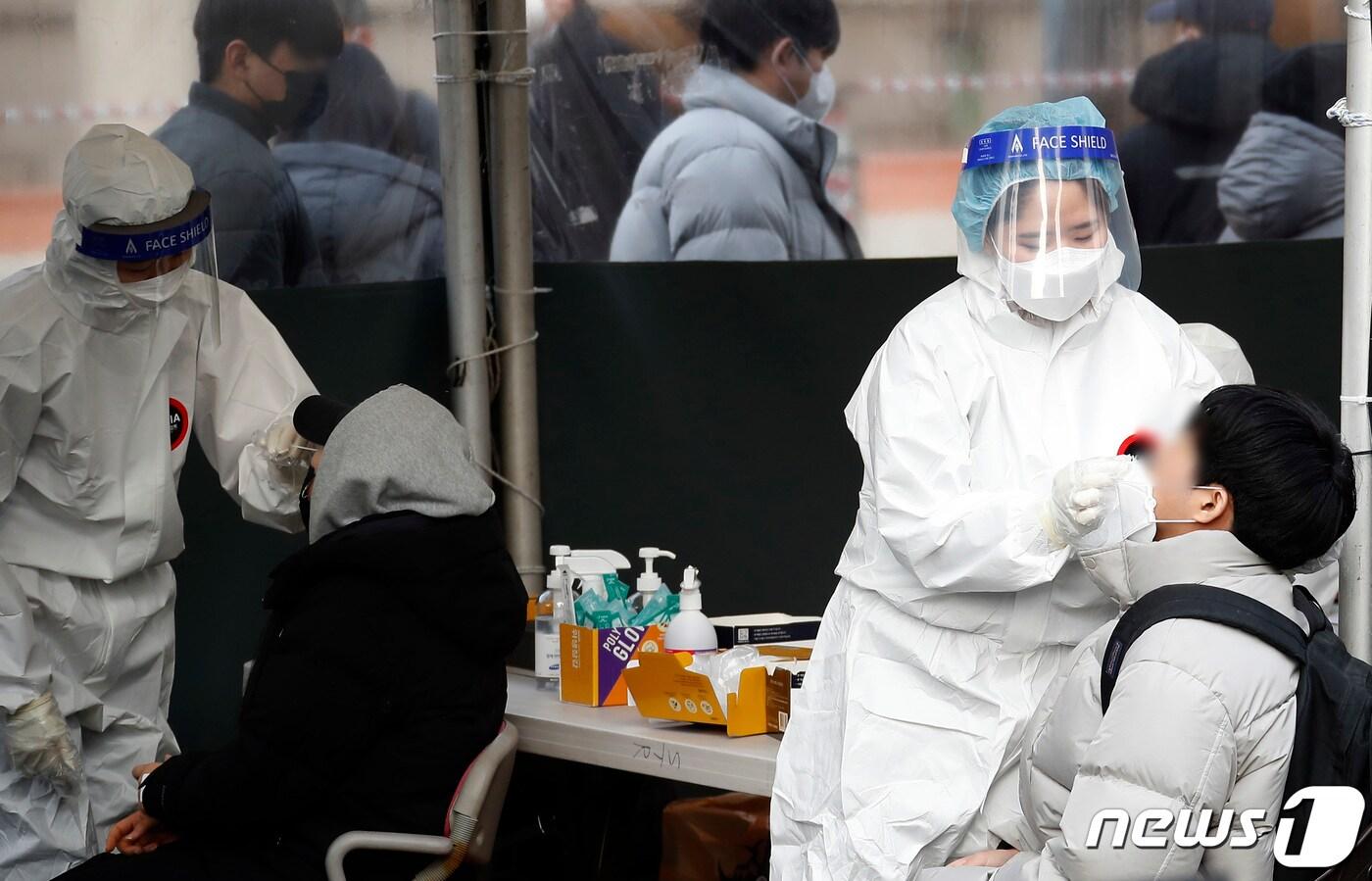 지난 13일 서울역 임시선별진료소를 찾은 시민들이 검사를 받고 있다. 2022.2.13/뉴스1 ⓒ News1 권현진 기자