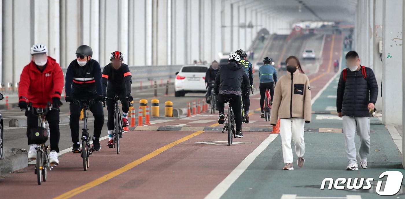 서울 잠수교에서 시민들이 가벼운 옷차림으로 자전거를 타며 즐거운 시간을 보내고 있다. 2022.2.13/뉴스1 ⓒ News1 김진환 기자