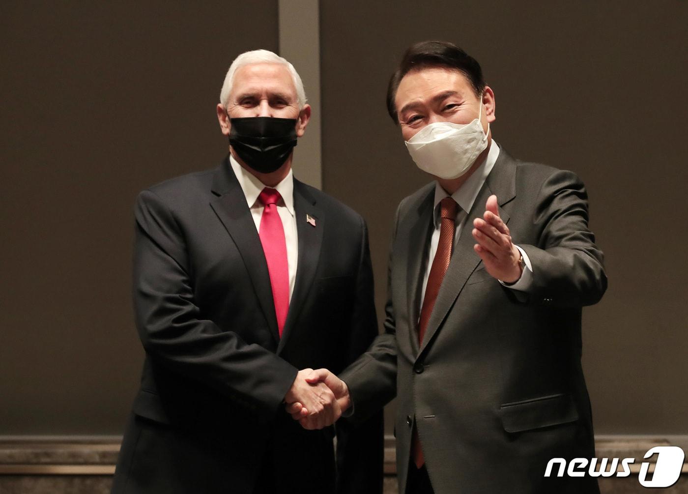 본문 이미지 - 윤석열 전 대통령이 지난 2022년 2월 13일 국민의힘 대선 후보 신분으로 마이크 펜스 전 미국 부통령 만나 기념사진을 촬영하고 있다.  특검 수사 등에 따르면 당시 면담은 통일교의 주선으로 이뤄진 것으로 확인됐다.  2022.2.13/뉴스1 ⓒ News1 이동해 기자