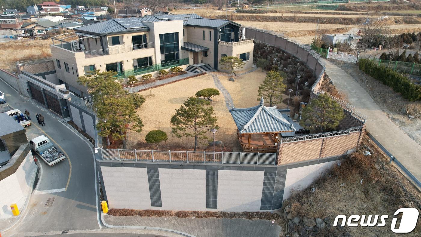 본문 이미지 - 박근혜 전 대통령이 퇴원 후 정치적 고향인 대구에서 생활하기 위해 달성군 유가읍 쌍계리의 한 주택을 본인 명의로 매입한 것으로 알려졌다. 2022.2.13/뉴스1 ⓒ News1 공정식 기자