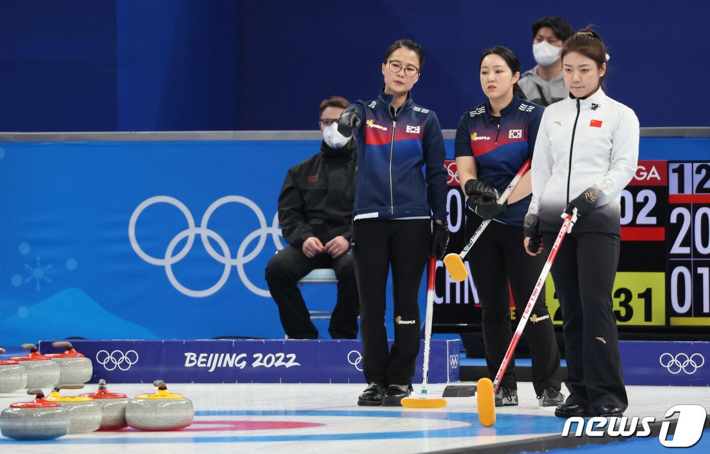 13일 중국 베이징 국립아쿠아틱센터에서 열린 2022 베이징 동계올림픽 여자 컬링 단체전 대한민국과 중국의 경기에서 팀 킴의 스킵 김은정과 서드 김경애가 작전을 짜고 있다. 2022.2.13/뉴스1 ⓒ News1 안은나 기자