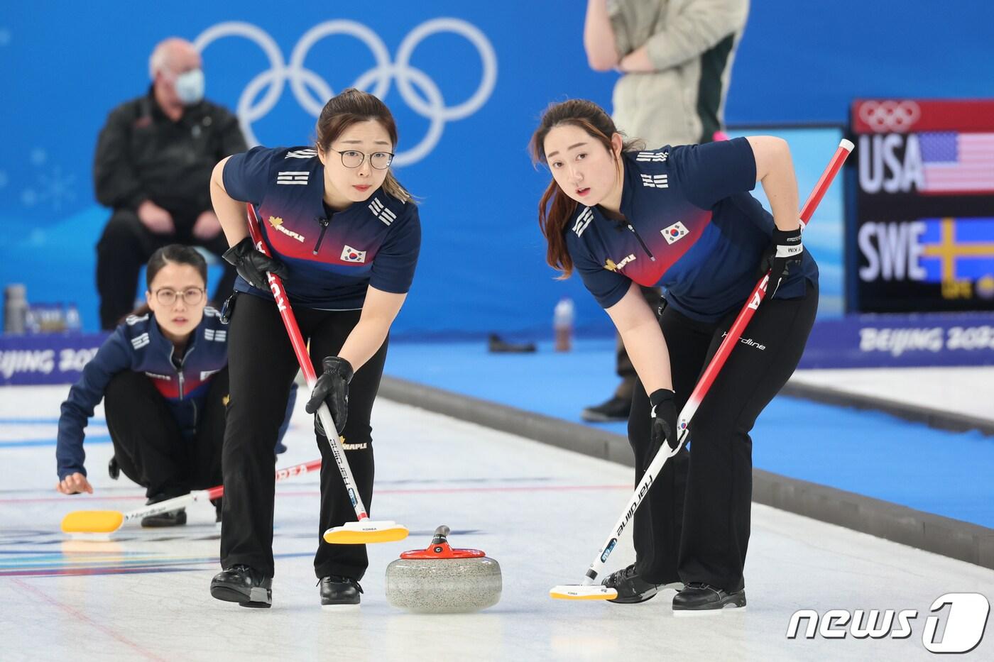 13일 중국 베이징 국립아쿠아틱센터에서 열린 2022 베이징 동계올림픽 여자 컬링 단체전 대한민국과 중국의 경기에서 팀 킴의 김영미&#40;오른쪽&#41;, 김선영이 스위핑하고 있다. 2022.2.13/뉴스1 ⓒ News1 안은나 기자