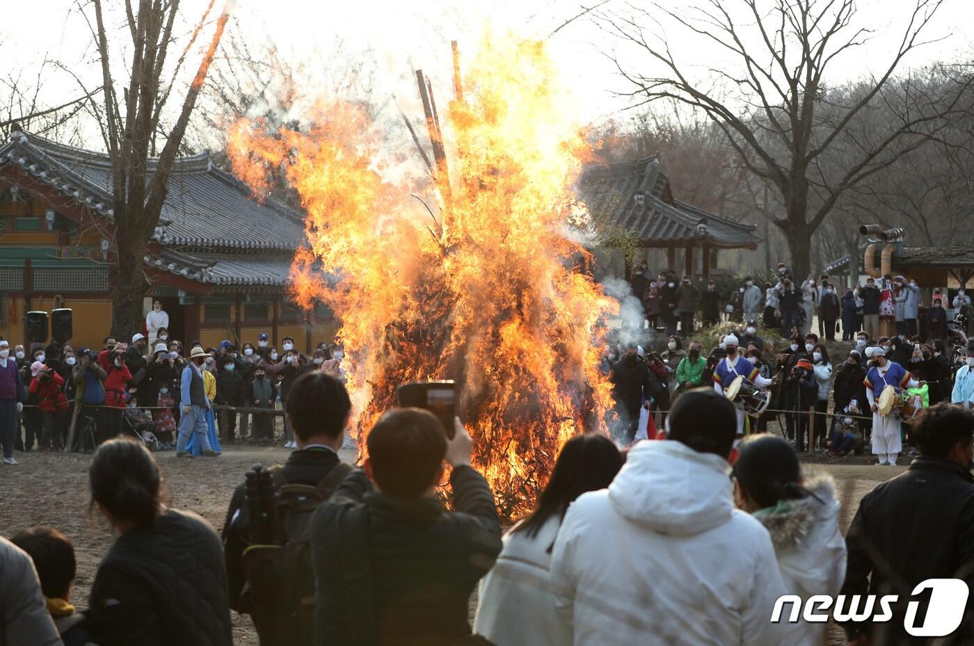 정원대보름 달집태우기 행사에서 시민들이 타오르는 달집을 바라보며 소원을 빌고 있다. /뉴스1 ⓒ News1 김영운 기자