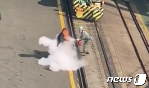 본문 이미지 - 12일 오전 11시께 현대미포조선 울산본사 건조 현장 변전실에서 40대 근로자 A씨의 옷에 불이 붙어 동료 직원이 소화기로 불을 끄고 있다.(독자 제공) ⓒ 뉴스1