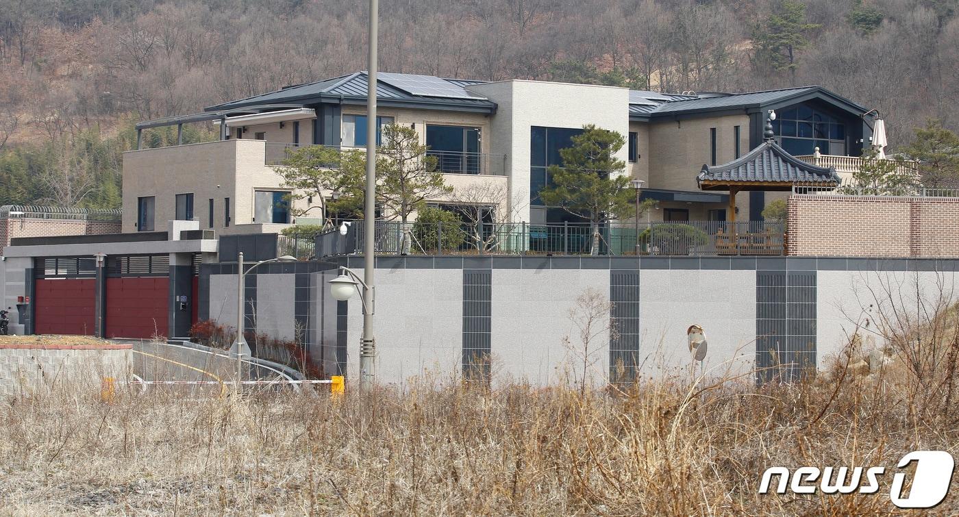 본문 이미지 - 박근혜 전 대통령이 퇴원 후 거주할 것으로 알려진 대구 달성군 유가읍 쌍계리의 전원 주택 모습. 2022.2.13/뉴스1 ⓒ News1 공정식 기자