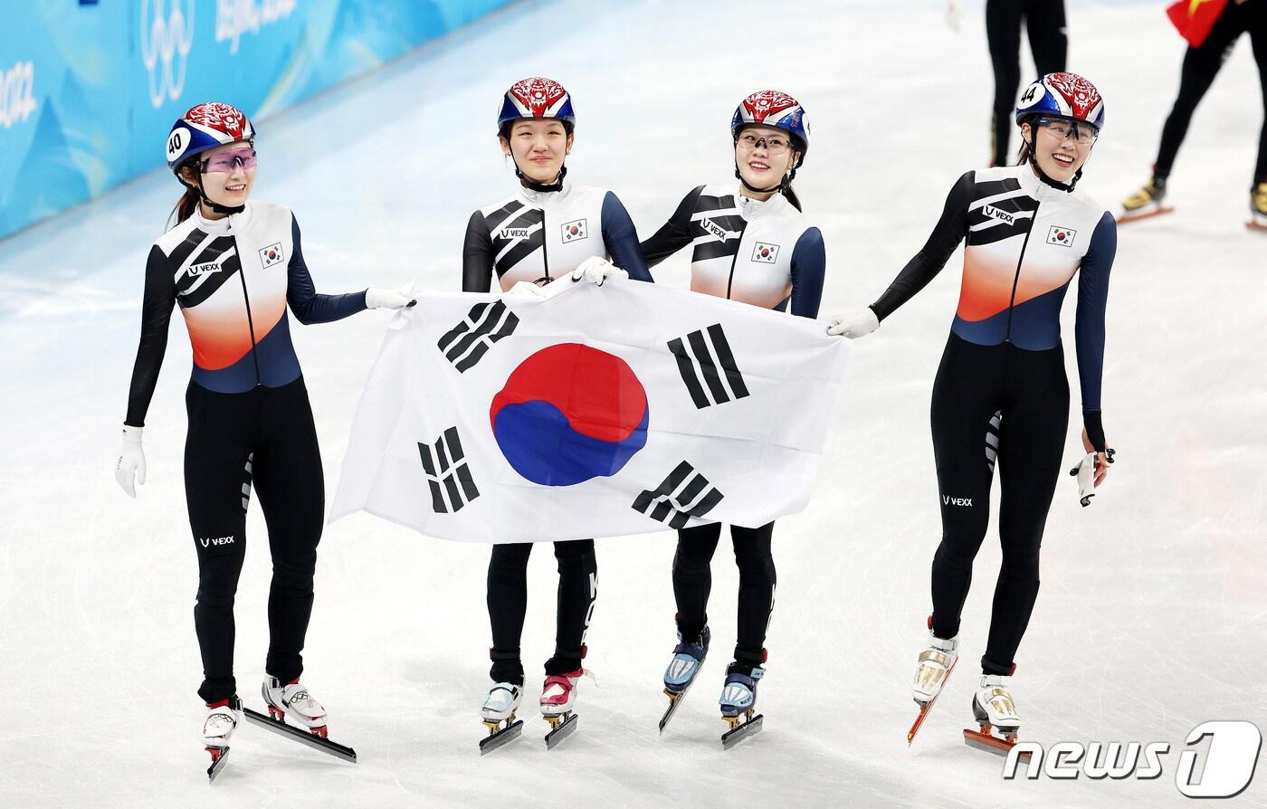 13일 오후 중국 베이징 수도실내체육관에서 열린 2022 베이징 동계올림픽 쇼트트랙 여자 3000m 계주 결승 경기에서 은메달을 차지한 대한민국 선수들이 기뻐하고 하고 있다. 왼쪽부터 최민정, 서휘민, 이유빈, 김아랑. 2022.2.13/뉴스1 ⓒ News1 박지혜 기자