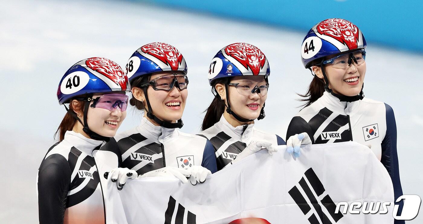 본문 이미지 - 13일 오후 중국 베이징 수도실내체육관에서 열린 2022 베이징 동계올림픽 쇼트트랙 여자 3000m 계주 결승 경기에서 은메달을 차지한 대한민국 선수들이 기뻐하고 하고 있다. 왼쪽부터 최민정, 서휘민, 이유빈, 김아랑. 2022.2.13/뉴스1 ⓒ News1 박지혜 기자