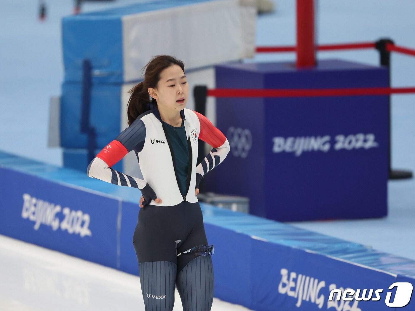 본문 이미지 - 13일 오후 중국 베이징 국립 스피드 스케이팅 경기장에서 열린 스피드 여자 500m 경기에서 김민선이 결승선 통과 후 아쉬워하고 있다. 2022.2.13/뉴스1 ⓒ News1 박지혜 기자