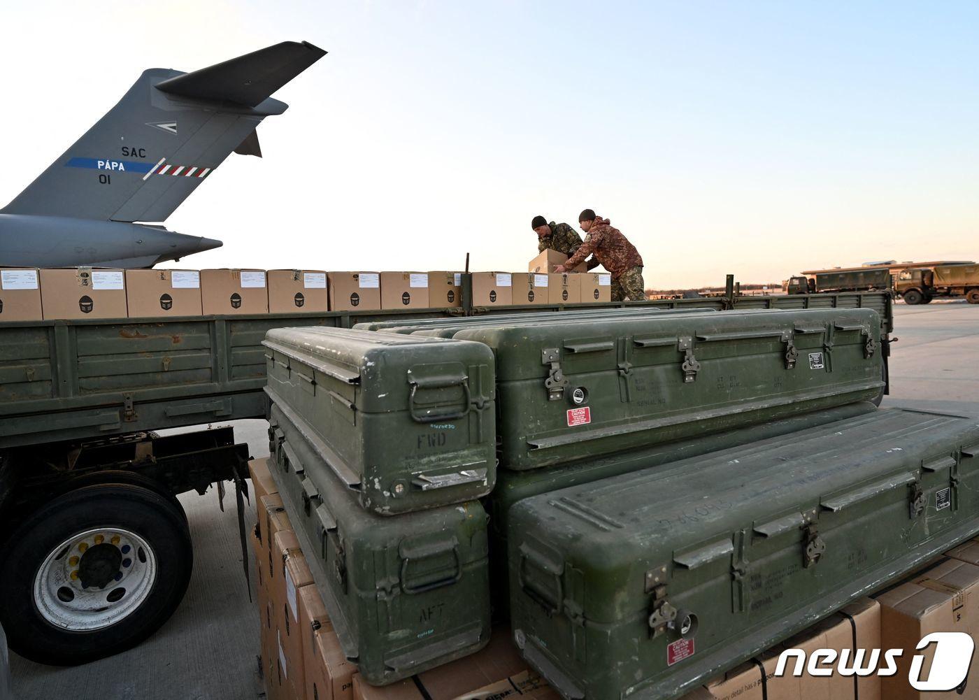 본문 이미지 - 13일(현지시간) 러시아의 침공 우려 속 우크라니아 키예프의 보리스필 공항에 도착한 미국의 FIM-92 스팅어 미사일, 지대공 미사일 등이 트럭으로 옮겨지고 있다. ⓒ AFP=뉴스1 ⓒ News1 우동명 기자