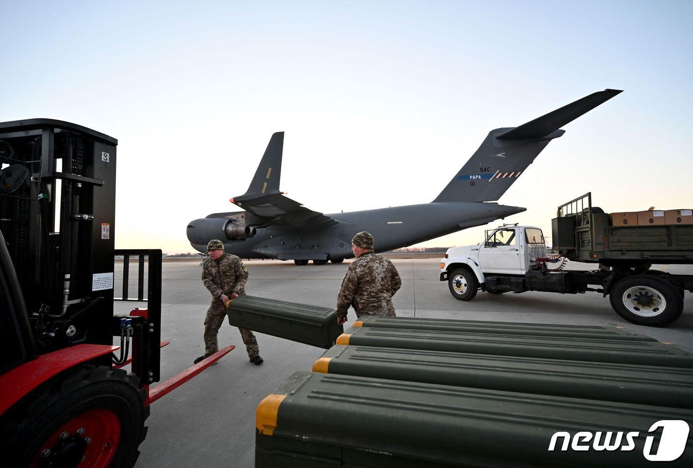 리투아니아서 도착한 미군의 FIM-92 스팅어 미사일, 적외선 추적 지대공 미사일 등이 우크라니아 키이우의 보리스필 공항에서 하역되고 있다. ⓒ AFP=뉴스1 ⓒ News1 우동명 기자