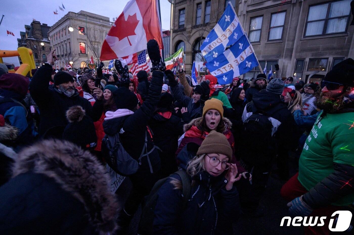 12일(현지시간) 캐나다 오타와의 의회 밖에서 코로나19 백신 접종 의무화에 반대하는 캐나다 트럭 운전사들을 지지하는 시위대가 춤을 추고 있다. ⓒ AFP=뉴스1 ⓒ News1 우동명 기자