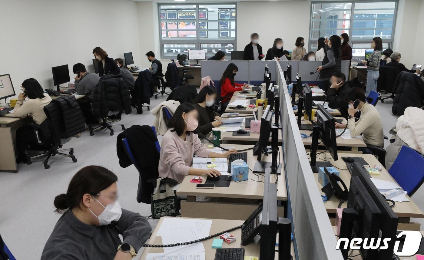 경기도 화성시 동탄출장소 코로나19 행정안내센터의 콜센터 상담사들이 민원 전화를 받는 모습.(사진은 기사 내용과 무관함) /뉴스1 ⓒ News1