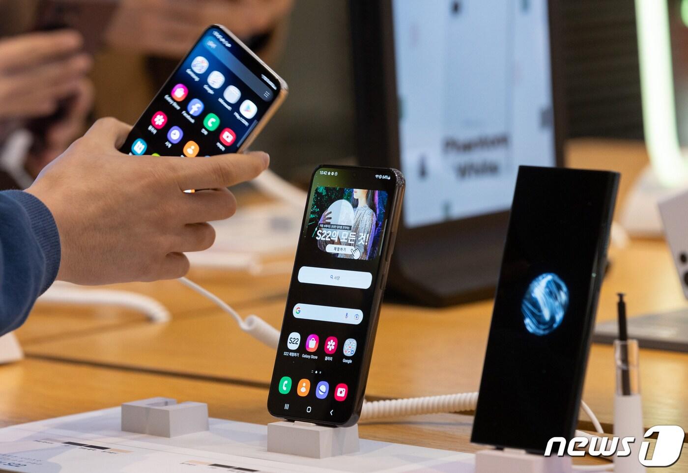 지난 2월14일 서울 서초구 삼성 딜라이트에서 시민들이 새롭게 출시한 갤럭시 S22 제품을 살펴보고 있는 모습. 2022.2.14/뉴스1 ⓒ News1 이재명 기자