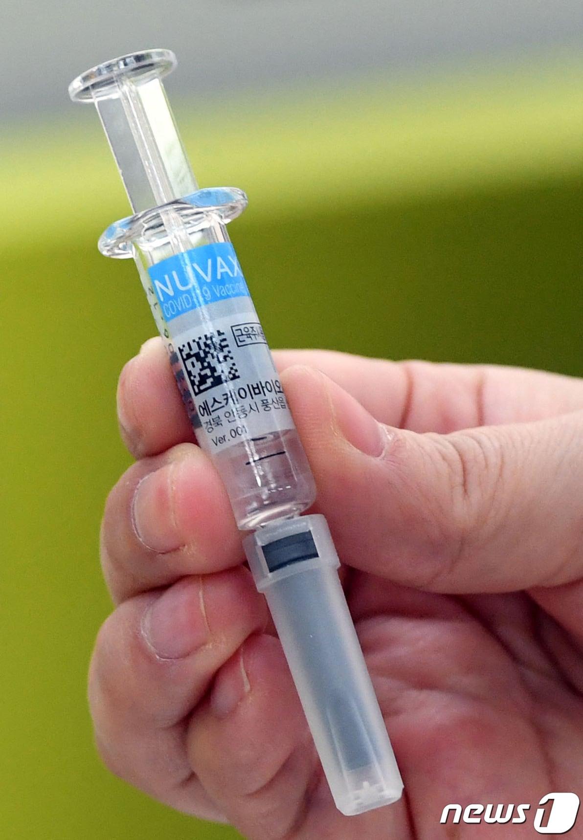 본문 이미지 - 서울 양천구 보건소에서 의료진이 노바백스 백신 접종을 준비하고 있다. 2022.2.14/뉴스1 ⓒ News1 민경석 기자