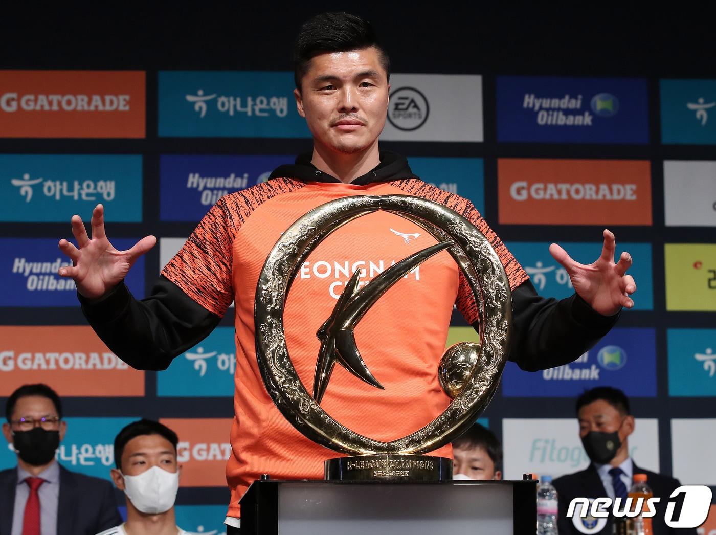 본문 이미지 - 14일 오후 서울 용산구 임정로 백범김구기념관에서 열린 ‘하나원큐 K리그 2022 개막 미디어데이’에서 성남FC 김영광이 기념촬영을 하고 있다. 2022.2.14/뉴스1 ⓒ News1 김진환 기자