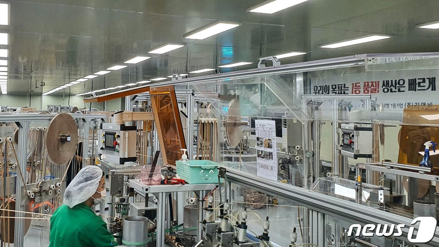 경기 화성 소재 리앤비 종이 빨대 생산 공장 내부 모습 ⓒ 뉴스1