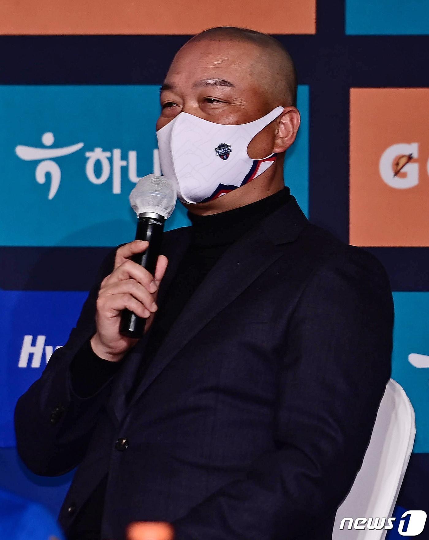 본문 이미지 - 14일 오후 서울 용산구 임정로 백범김구기념관에서 열린 ‘하나원큐 K리그 2022 개막 미디어데이’에서 김천상무 김태완 감독이 각오를 밝히고 있다. 2022.2.14/뉴스1 ⓒ News1 김진환 기자
