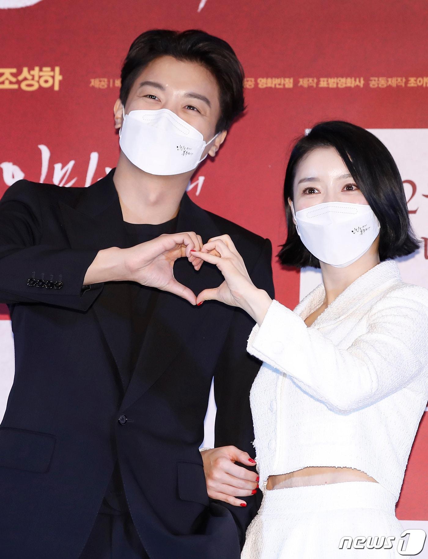 본문 이미지 - 배우 연우진, 지안(오른쪽)이14일 오후 서울 건대 롯데시네마에서 열린 영화 ‘인민을 위해 복무하라’(감독 장철수) 언론시사회 및 기자간담회에 참석해 포즈를 취하고 있다. '인민을 위해 복무하라'는 사단장의 젊은 아내 수련(지안 분)과 출세를 꿈꾸는 모범병사 무광(연우진 분)이 만나 위험한 유혹에 빠지는 이야기를 담은 작품이다. 2022.2.14/뉴스1 ⓒ News1 권현진 기자