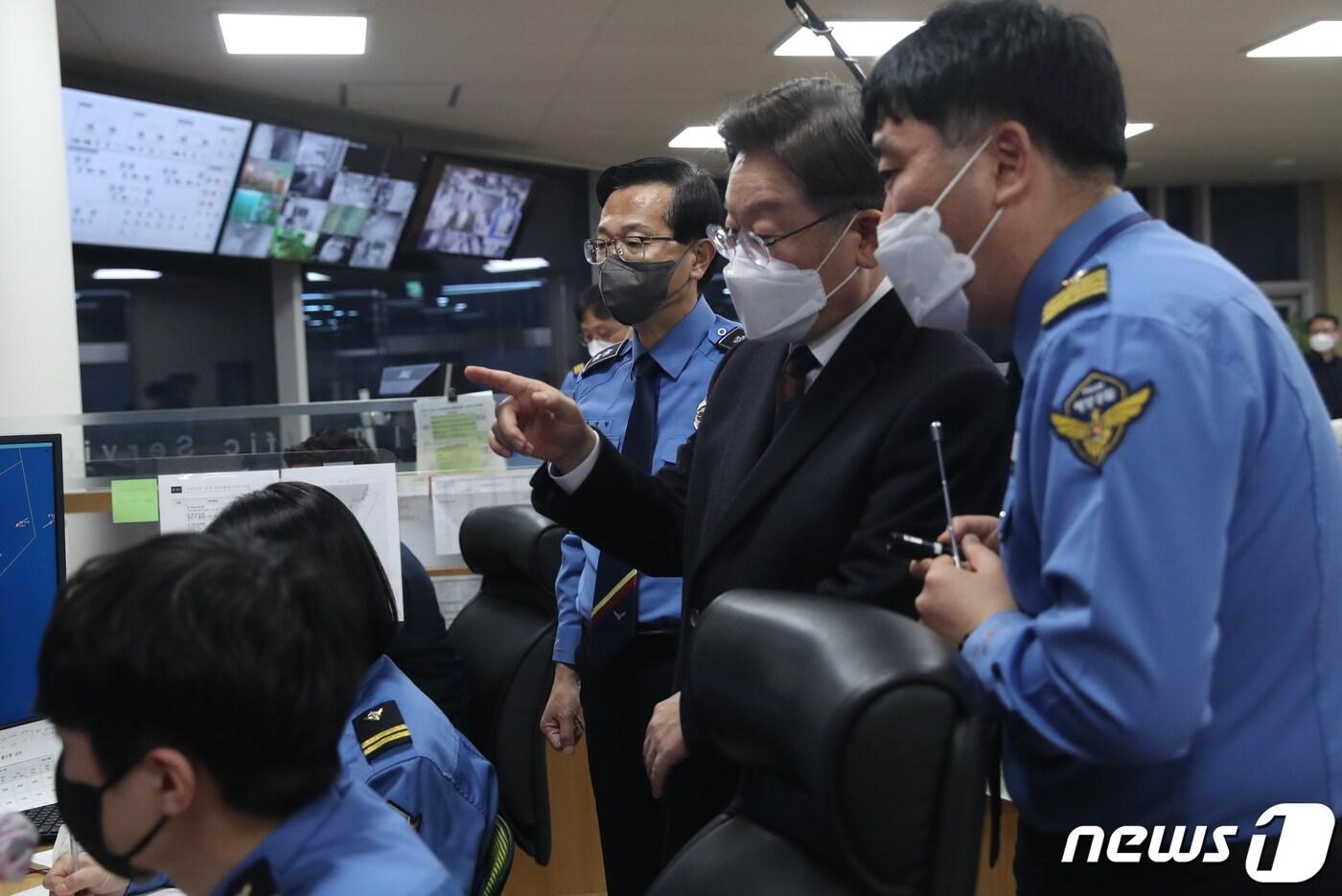 이재명 더불어민주당 대선 후보가 제20대 대통령 선거 공식 선거운동이 시작된 15일 자정 부산 영도구 부산항 해상교통관제센터(VTS)를 찾아 해상교통관제 현황을 보고받고 있다. 2022.2.15/뉴스1 ⓒ News1 오대일 기자