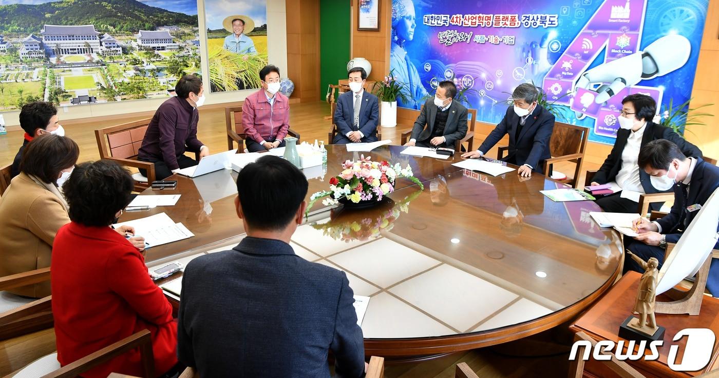 본문 이미지 - 대구취수원 구미이전을 반대하는 구미시의회 특별위원회 위원들이 14일 오후 3시30분쯤 이철우 경북지사를 항의 방문해 면담을 하고 있다.(경북도청 제공)ⓒ 뉴스1