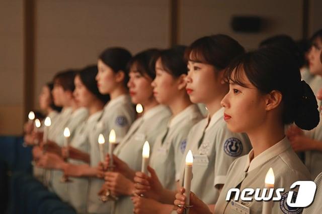 본문 이미지 - 청주대학교 간호학과 졸업예정자 89명이 한국보건의료인국가시험원에서 실시한 62회 간호사 국가시험에 응시해 전원 합격했다. 간호학과 학생들이 나이팅게일 선서식을 하고 있는 모습.ⓒ 뉴스1