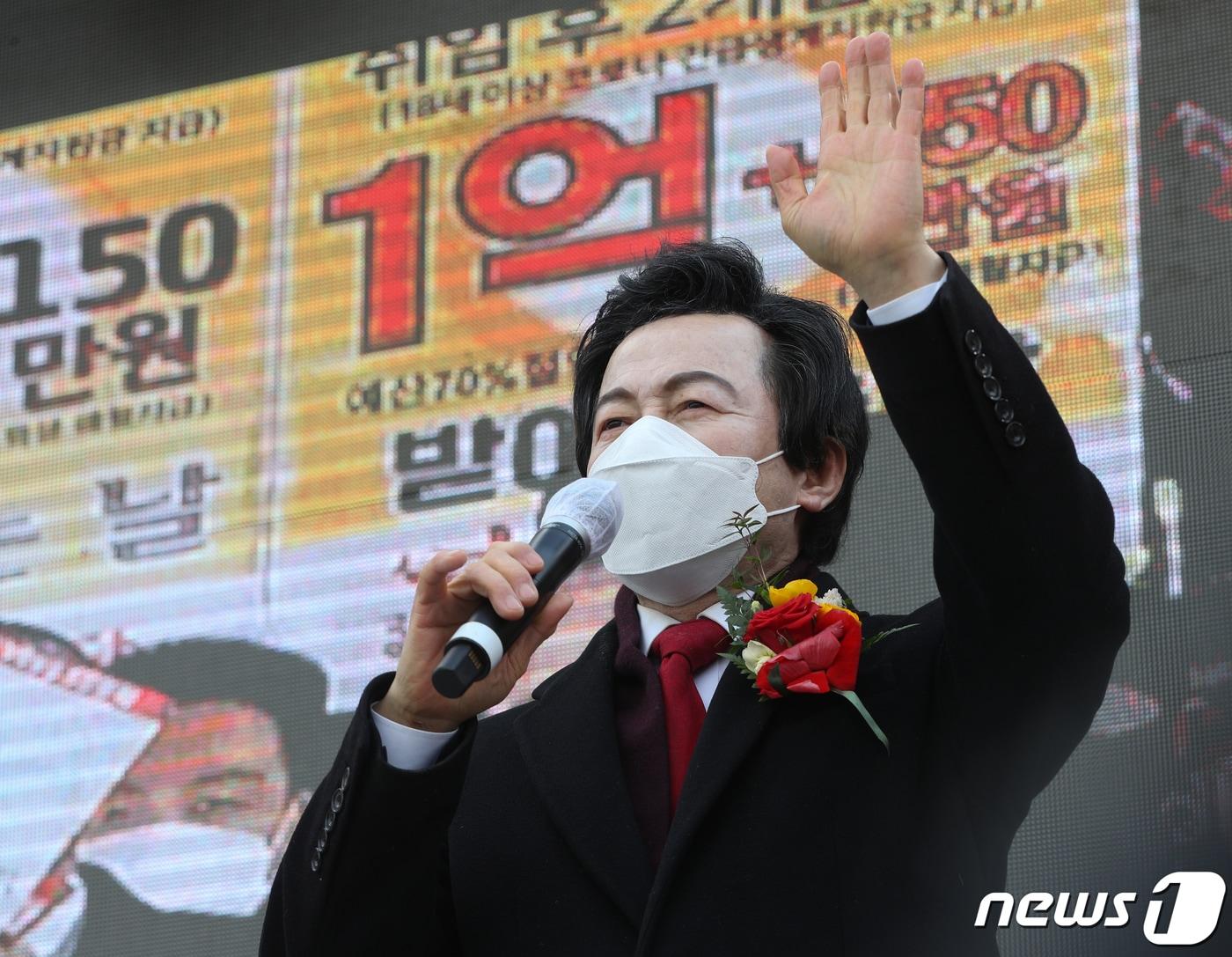 본문 이미지 - 허경영 국가혁명당 대선 후보가 15일 오후 서울 여의도 국회 앞에서 열린 출정식에서 지지를 호소하고 있다. 2022.2.15/뉴스1 ⓒ News1 신웅수 기자