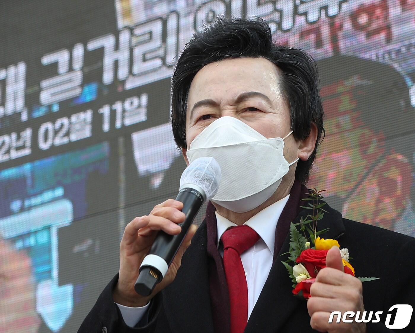 본문 이미지 - 허경영 국가혁명당 대선 후보가 15일 오후 서울 여의도 국회 앞에서 열린 출정식에서 지지를 호소하고 있다. 2022.2.15/뉴스1 ⓒ News1 신웅수 기자