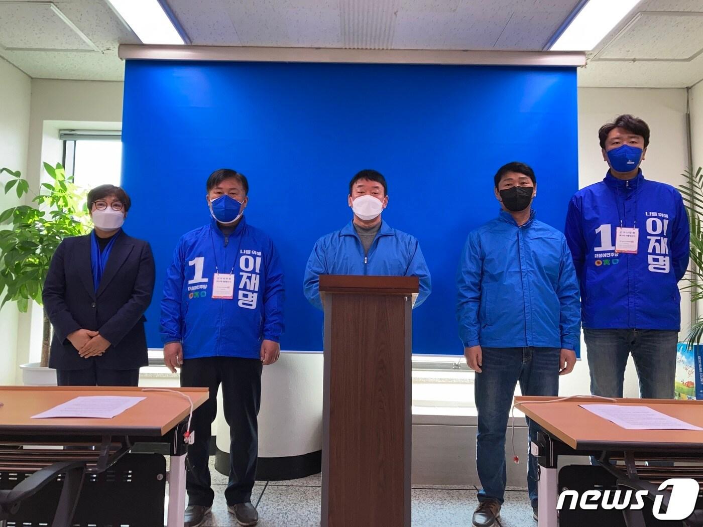 본문 이미지 - 더불어민주당 거창 선거대책본부가 15일 거창군청 브리핑룸에서 기자회견을 열고 이재명 후보 지지를 호소하고 있다(민주당 거창선대본 제공)ⓒ 뉴스1