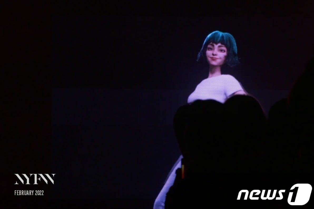 본문 이미지 - LG는 14일(현지시간) 미국 '뉴욕 패션위크'에서 세계 최초 초거대 인공지능(AI) 기반 아티스트인 '틸다(Tilda)'를 공개했다고 15일 전했다. 틸다는 LG AI연구원의 초거대 AI인 '엑사원(EXAONE)'으로 구현한 첫 번째 AI 휴먼이다. 지금까지 나온 가상 인간들과 달리 스스로 학습해 사고하고 판단하며 기존에 없는 새로운 창작물을 만들고 인간과 자연스럽게 소통할 수 있다. (LG 제공) 2022.2.15/뉴스1