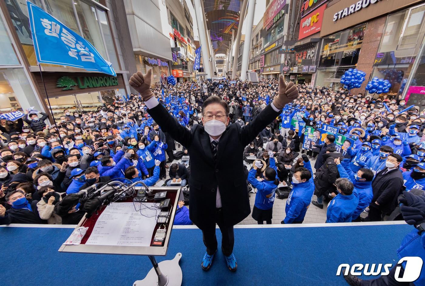 본문 이미지 - 이재명 더불어민주당 대선 후보가 제20대 대통령 공식 선거운동 시작일인 15일 오후 대전 중구 으능정이 문화의거리에서 유권자들에게 지지를 호소하고 있다. 2022.2.15/뉴스1 ⓒ News1 오대일 기자