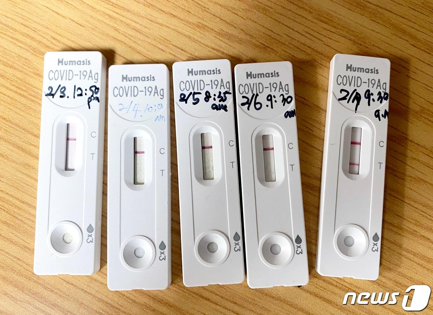 본문 이미지 - 제주에 입도한 뒤 지인의 코로나19 확진 판정 소식을 들은 A씨의 자가진단키트. 5일째 양성 판정을 받았지만 제주지역 보건소로부터 PCR 검사 결과 전까지 격리할 장소를 제공할 수 없다는 답변을 들었다. 정부에서는 자가진단키트 활용을 확대하고 있다. 그러나 제주에서는 자가진단키트 양성 판정 입도객이 머물 수 있는 격리시설은 없어 방역 사각지대에 놓였다.(독자 제공)2022.2.16/뉴스1ⓒ 뉴스1