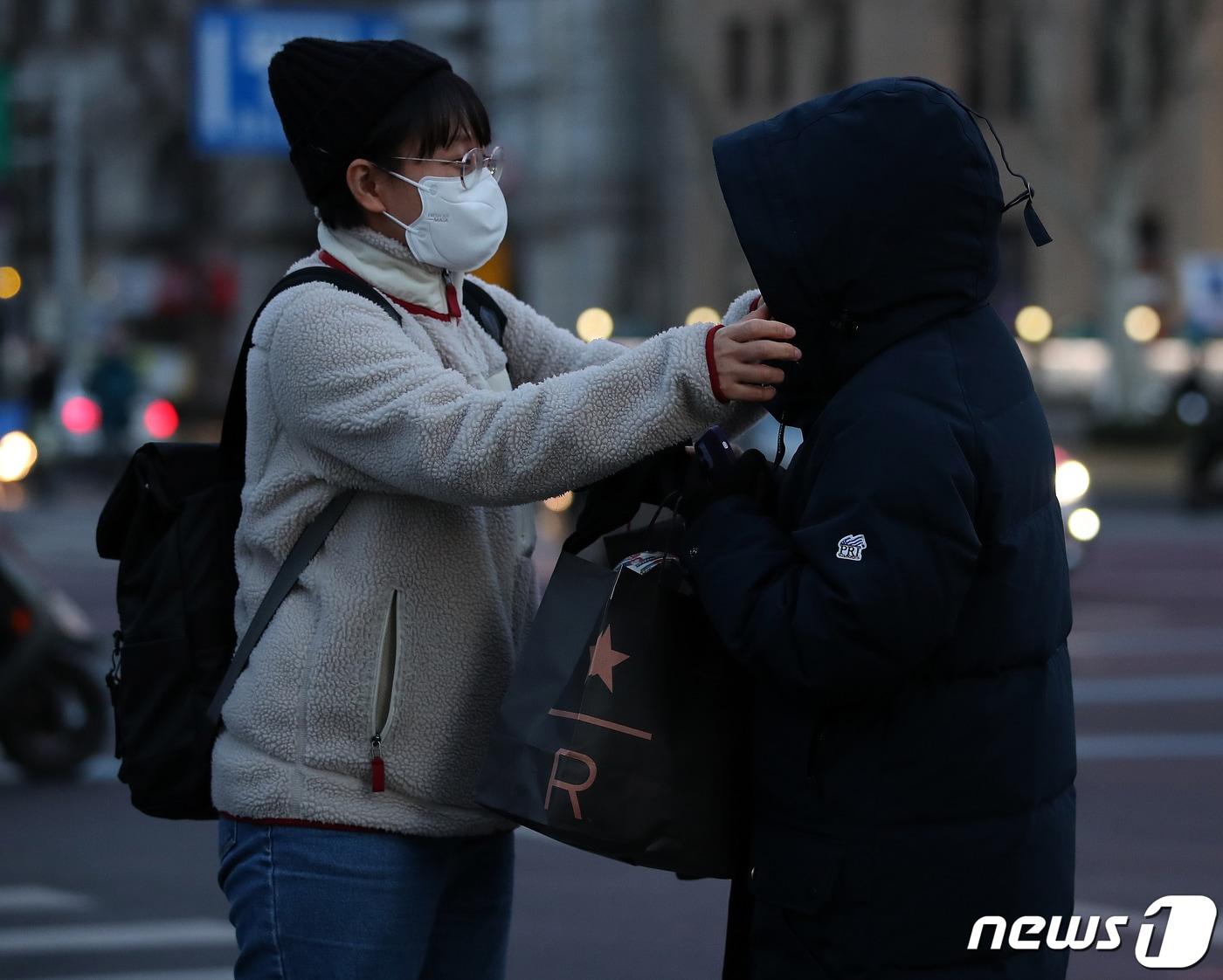 본문 이미지 - 기상청은 16일 서울의 아침 최저기온은 영하 11도, 체감온도는 영하 17도로 예보했다. 2022.2.15/뉴스1 ⓒ News1 김진환 기자