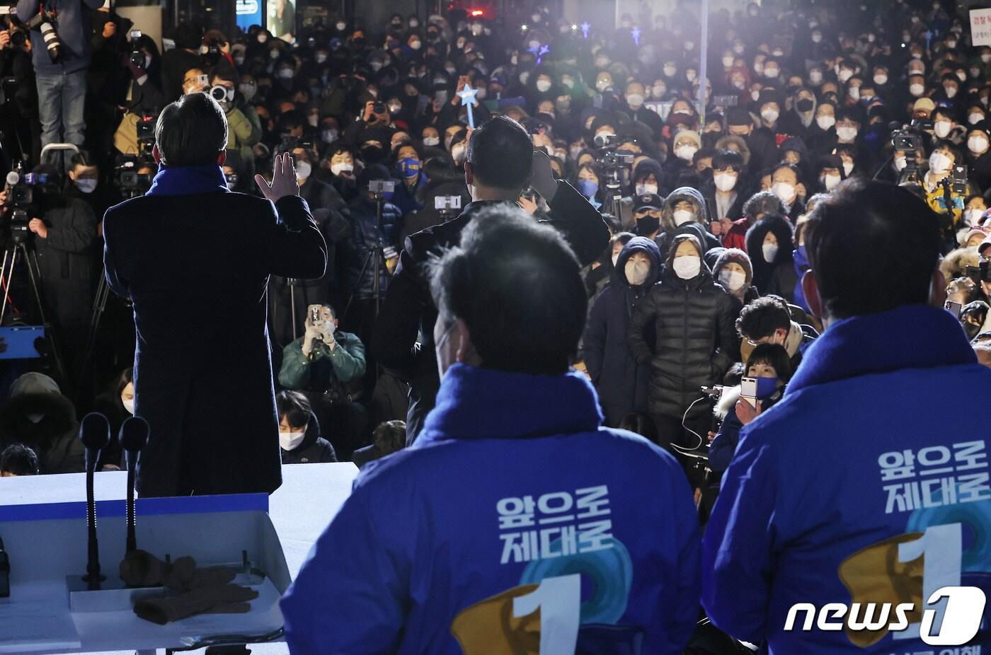 이재명 더불어민주당 대선 후보가 15일 서울 고속버스터미널 앞에서 열린 합동유세에서 지지를 호소하고 있다. 2022.2.15/뉴스1 ⓒ News1 국회사진취재단