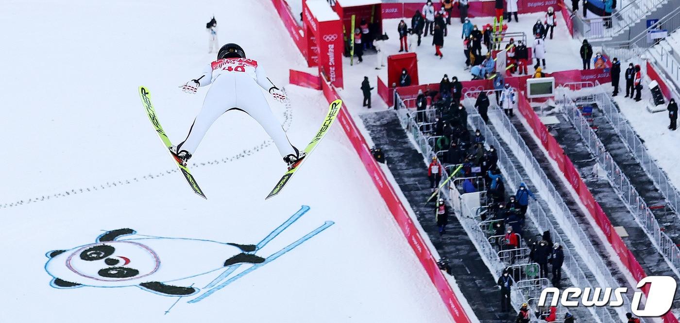 본문 이미지 - (사진은 기사 내용과 무관함) 러시아 올림픽위원회의 마스티예프 사미르가 15일 오후 중국 장자커우 국립 스키점프 센터에서 열린 2022 베이징 동계올림픽 노르딕 복합 개인전 라지힐 10km 경기에서 비상하고 있다. 2022.2.15 / ⓒ 뉴스1 