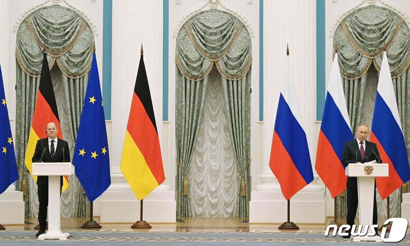 블라디미르 푸틴 러시아 대통령과 올라프 숄츠 독일 총리가 15일(현지시간) 모스크바 크렘린에서 우크라이나 사태와 관련한 회담을 마치고 기자회견을 하고 있다. ⓒ AFP=뉴스1 ⓒ News1 우동명 기자