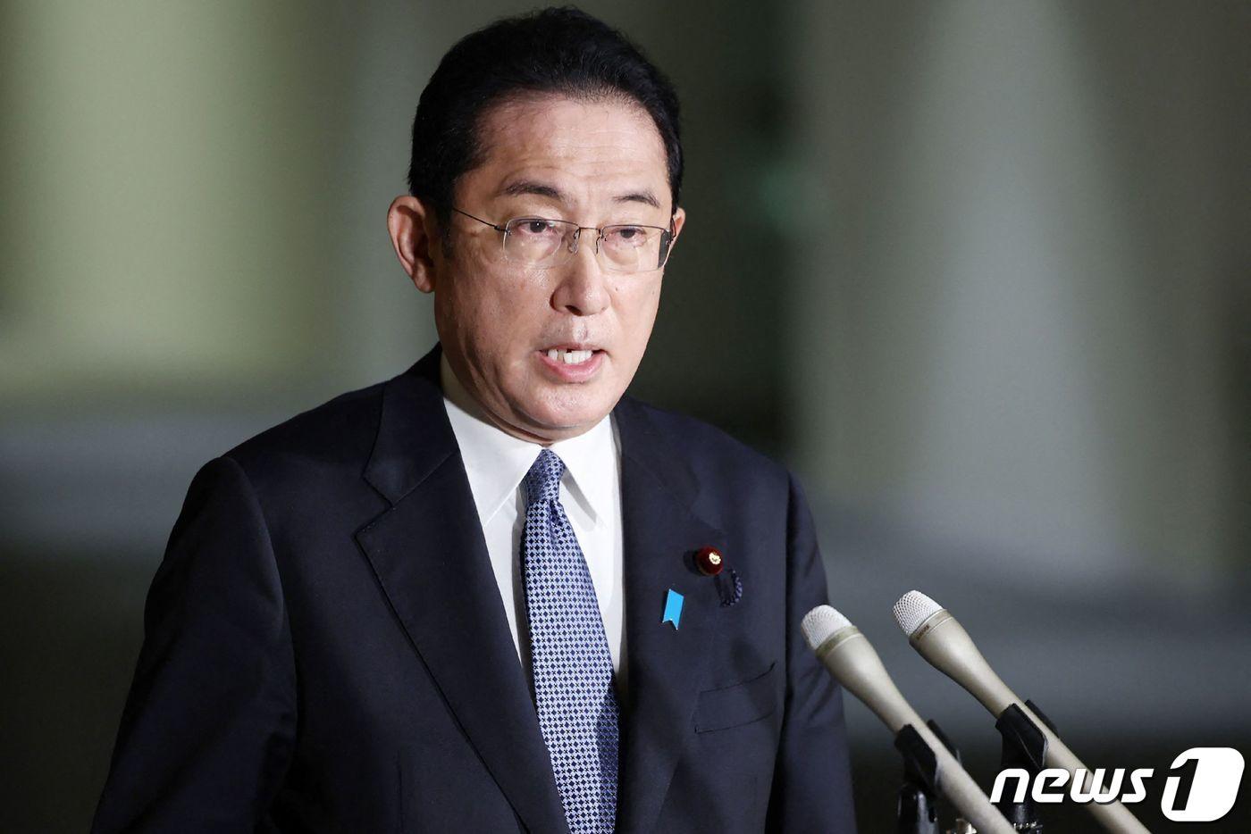 본문 이미지 - 기시다 후미오 일본 총리가 우크라 전쟁 전인 지난 2월15일(현지시간) 도쿄 총리 관저에서 볼로디미르 젤렌스키 우크라이나 대통령과 전화 통화를 마친 뒤 취재진을 만나 우크라이나의 주권과 영토의 일체성을 일관되게 지지한다는 뜻을 전했다고 밝히고 있다. ⓒ AFP=뉴스1 ⓒ News1 우동명 기자