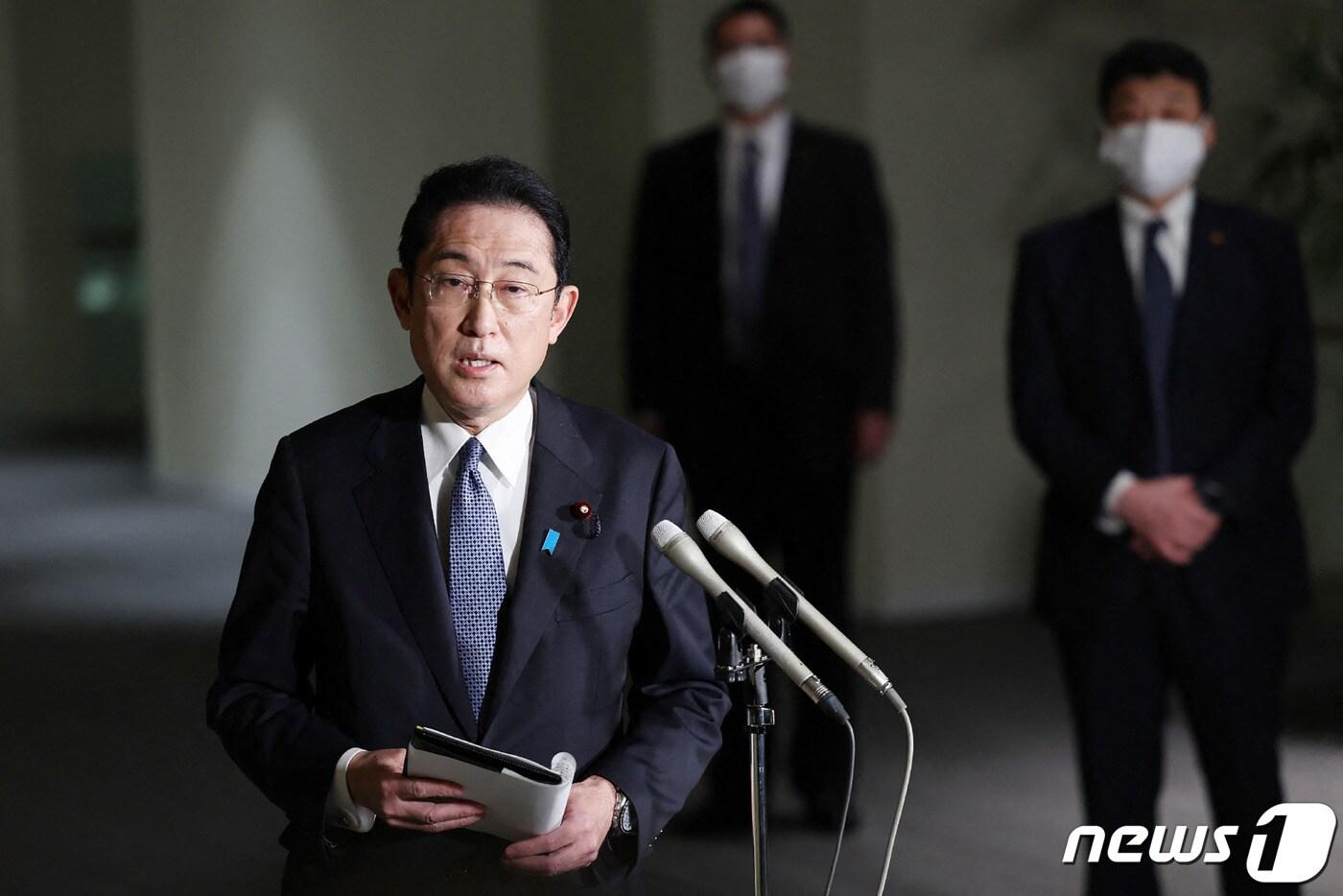 본문 이미지 - 기시다 후미오 일본 총리가 도쿄 총리 관저에서 볼로디미르 젤렌스키 우크라이나 대통령과 전화 통화를 마친 뒤 취재진을 만나고 있다. ⓒ AFP=뉴스1 ⓒ News1 우동명 기자