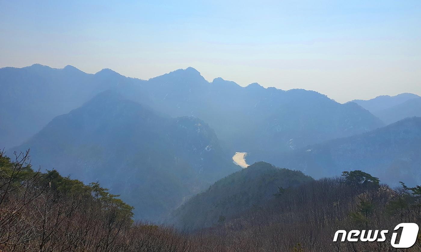 월명암 밑에서 바라본 내변산. 여러 봉우리가 이어진 능선의 가운데에 관음봉이 오똑하고, 사진 중심에 직소보 호수가 있다 ⓒ 뉴스1