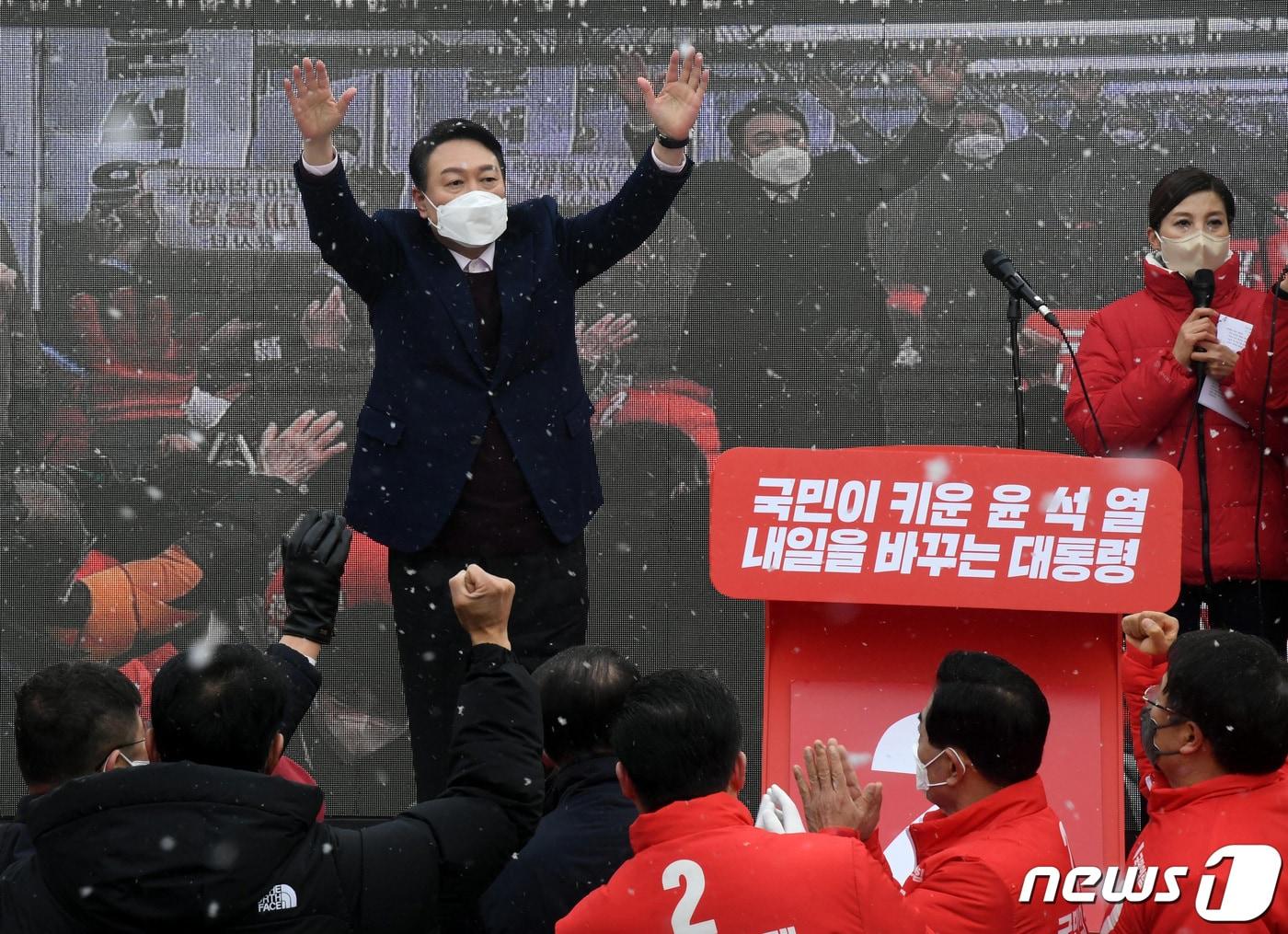 본문 이미지 - 윤석열 국민의힘 대선 후보가 지난 16일 오전 광주 광산구 송정매일시장을 찾아 유권자들에게 지지를 호소하고 있다.  2022.2.16/뉴스1 ⓒ News1 구윤성 기자