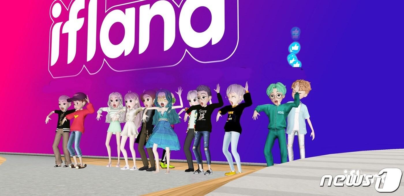 메타버스 플랫폼 '이프랜드'에서 만난 이용자들. 처음 보는 사이였지만 자연스럽게 대화하고 함께 사진을 찍었다.(이프랜드 캡처)ⓒ 뉴스1