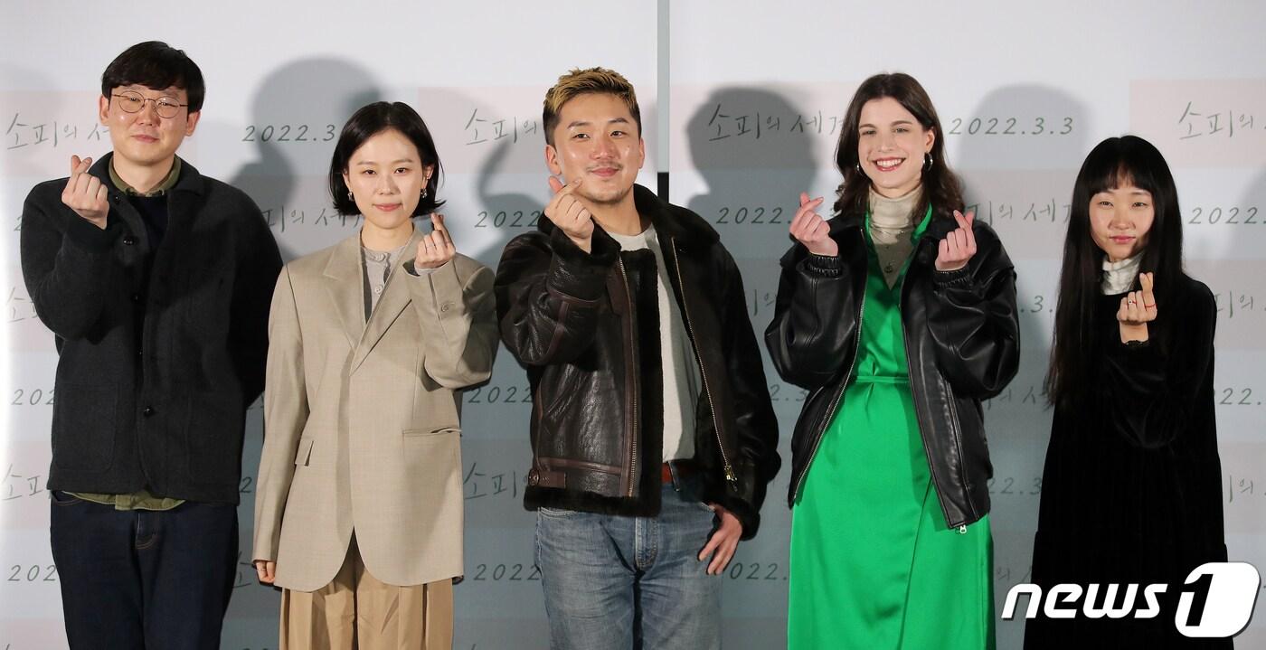 이제한 감독(왼쪽부터), 배우 김새벽, 곽민규, 아나 루지에로, 문혜인이 16일 오후 서울 광진구 롯데시네마 건대입구에서 열린 영화 ‘소피의 세계’ 언론배급시사회에서 포토타임을 갖고 있다. 2022.2.16/뉴스1 ⓒ News1 김진환 기자