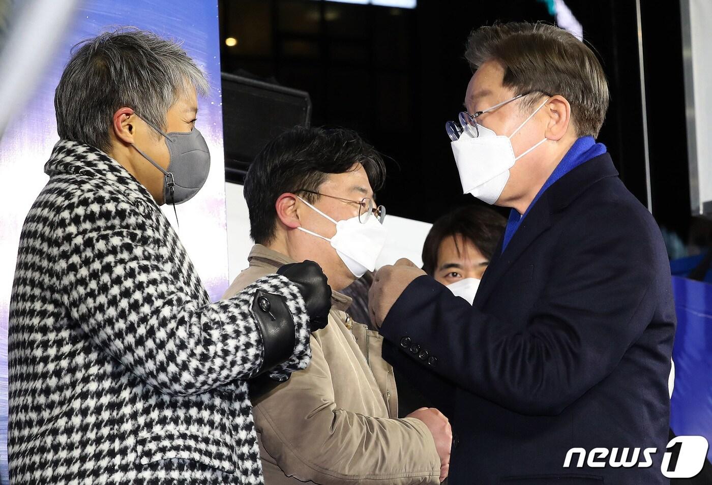 이재명 더불어민주당 대선후보가 16일 저녁 ‘서울 앞으로, 민생 제대로’ 잠실 새내역 집중유세에서 찬조연설을 한 가수 이은미씨와 인사하고 있다. 2022.2.16/뉴스1 ⓒ News1 이동해 기자