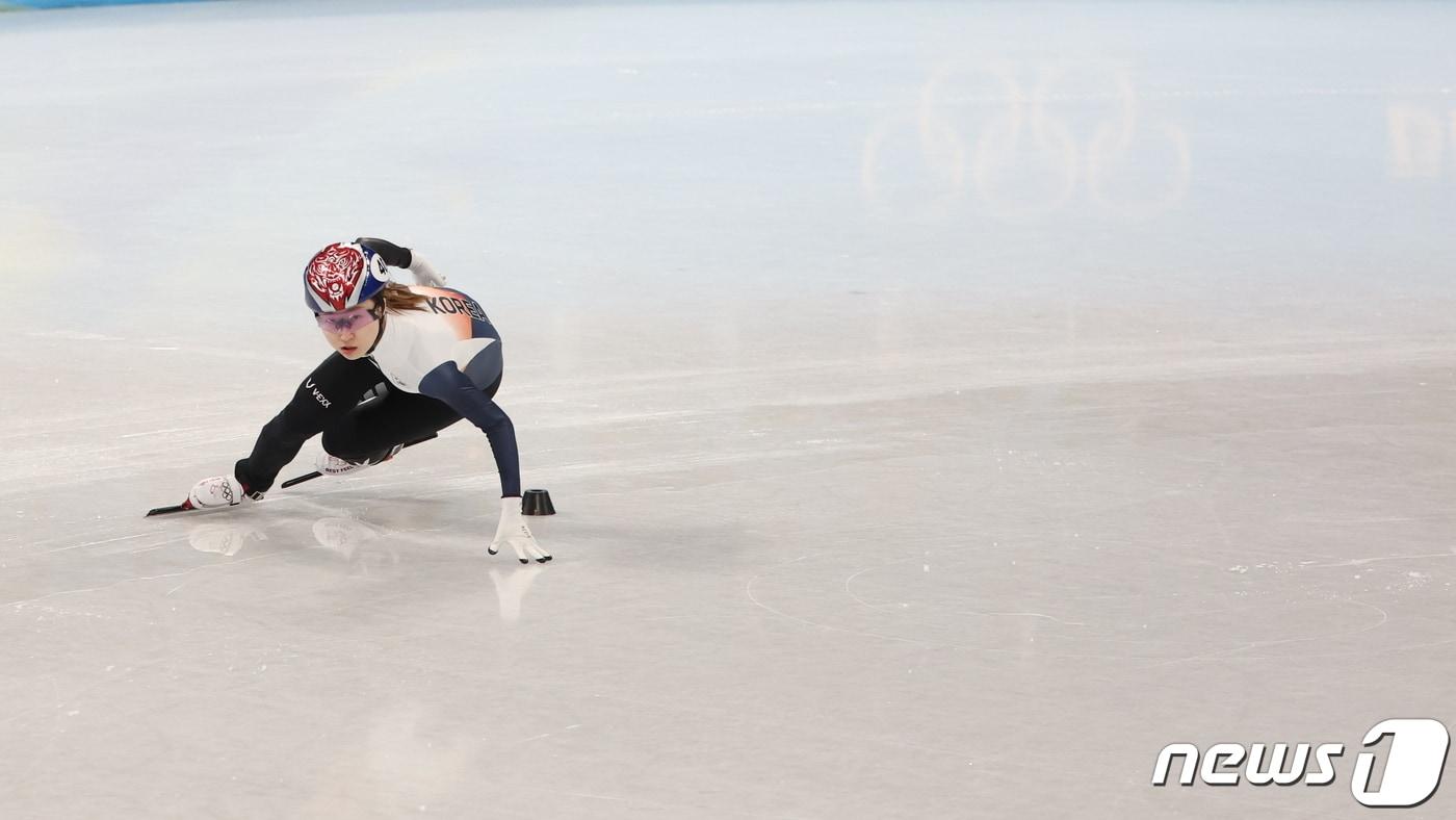 최민정이 16일 오후 중국 베이징 캐피털 실내경기장에서 열린 2022 베이징 동계올림픽 쇼트트랙 여자 1500m 준준결승에서 역주를 펼치고 있다. 2022.2.16/뉴스1 ⓒ News1 박지혜 기자