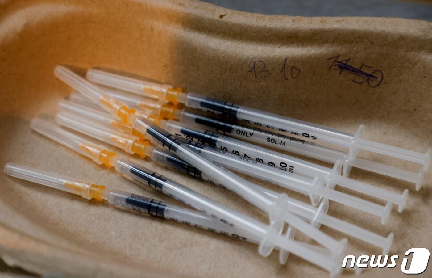 오스트리아 비엔나 슈테판 대성당에 마련된 코로나19 백신 접종소에서 화이자 백신 주사기가 준비된 모습. 2022. 2. 5. ⓒ 로이터=뉴스1 ⓒ News1 최서윤 기자